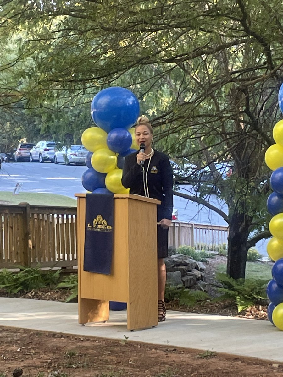 drkalag's tweet photo. Community schoolyard opening @MilesTigersAPS - what an exiting time!!! @ThalisePerry @DarnishaJohns19 @KMilesAPS @PrejeanHarris @Selenaflorence @WilhelminaRegi3 @apsupdate @DrLisaHerring @MattSmithEdLD @TommyUsherAPS @Retha_Woolfolk https://t.co/kx7QOch0fK