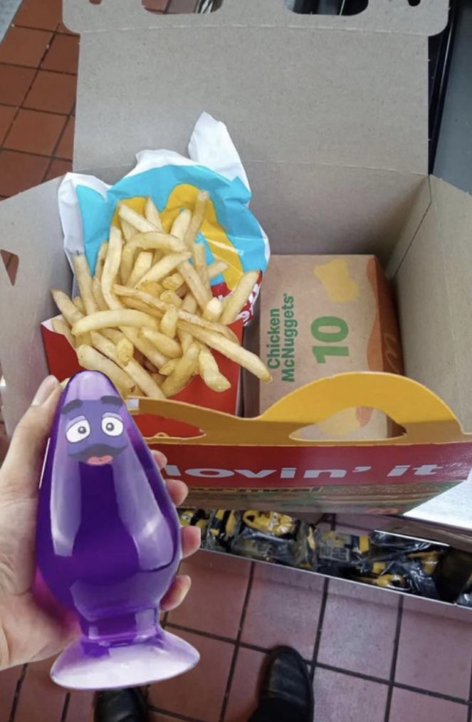 HeyItzJOn's tweet photo. Hmm I see they included butt plugs in the happy meals 🤔 great for these OF girls 😏 https://t.co/r44gVhWyid