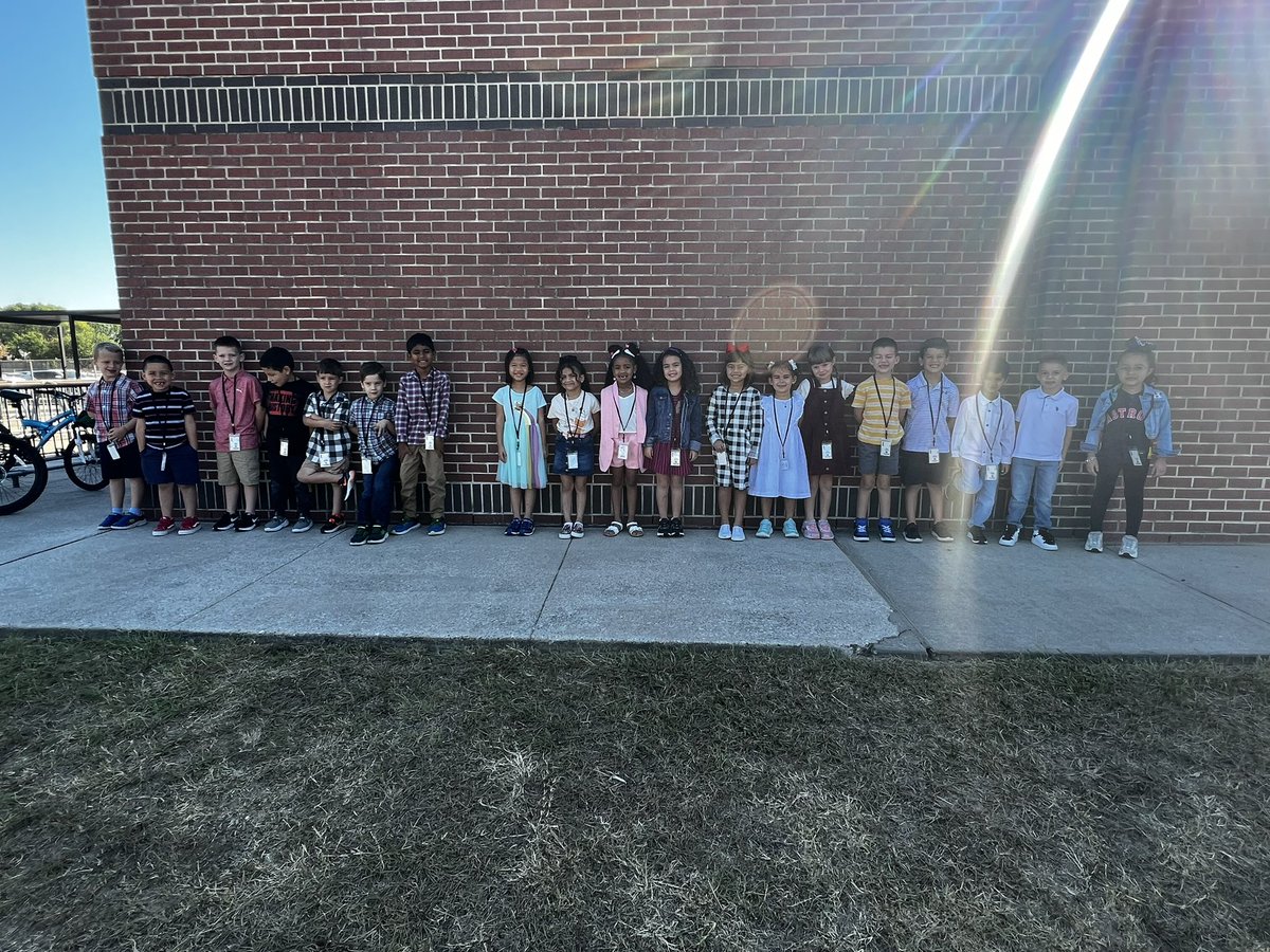 Katie_Ornelas's tweet photo. Today was definitely a success! It was picture day so we were dressed to impress and we had our first kiddo level up as a #SuperImprover - penguin level. @KuehnleKISD @KleinISD_EC
@KleinISD #Kindergartenrocks https://t.co/9C50RXRULw