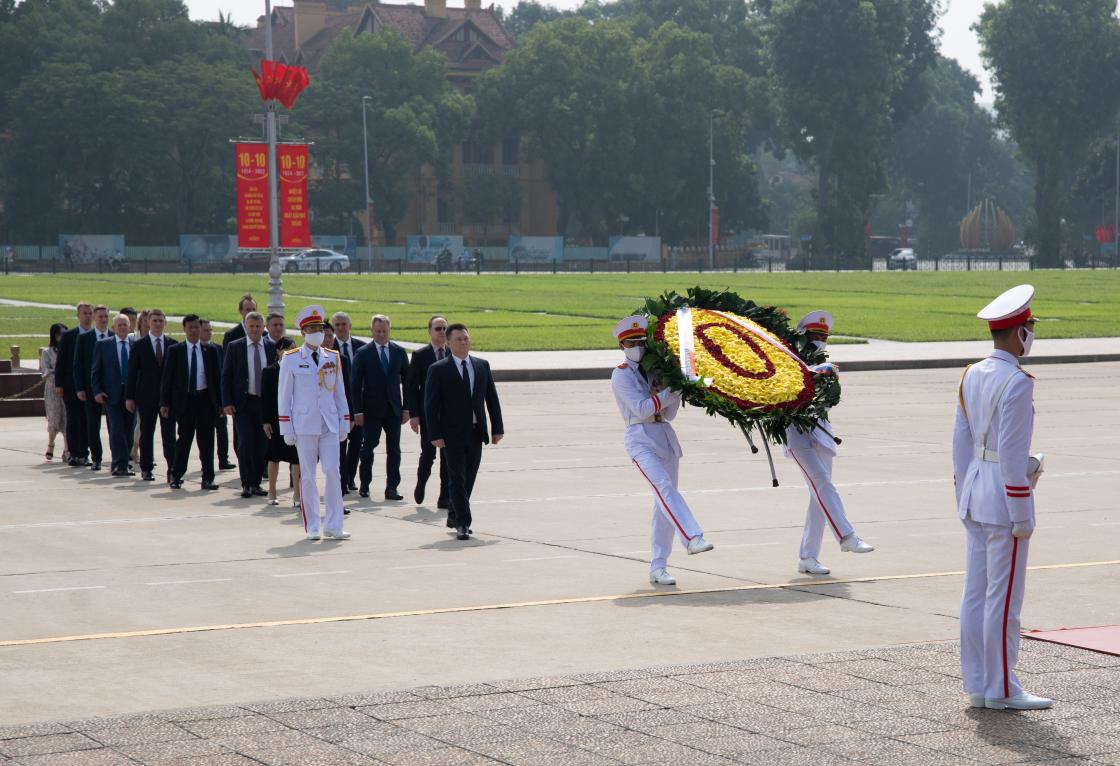 4-5 октября состоялся визит в СРВ Генпрокурора России Игоря Краснова. Состоялись его встечи с Президентом Нгуен Суан Фуком, Председателем Верховной народной прокуратуры Ле Минь Чи. Кроме того, Игорь Краснов возложил венок к мавзолею Хо Ши Мина в Ханое.