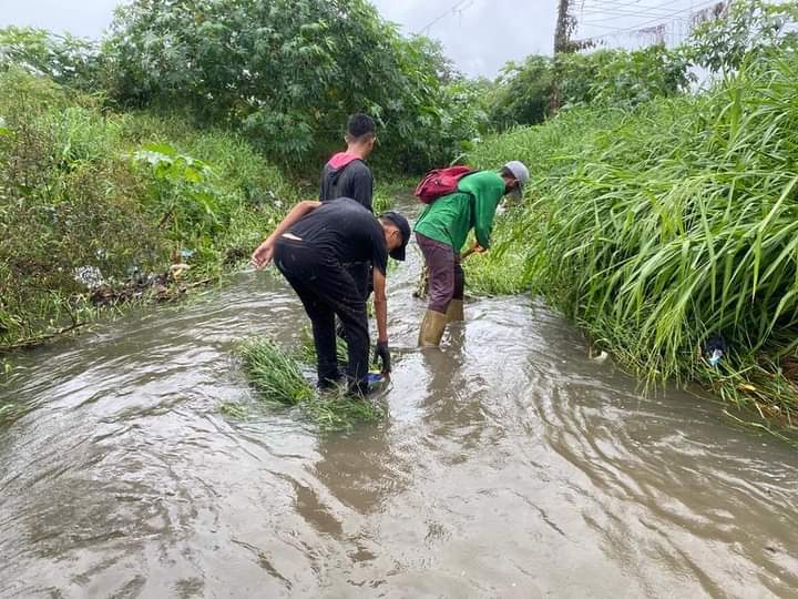RafaelMaracay21's tweet photo. Todo el equipo del gobierno municipal y pueblo organizado está desplegado ante las lluvias. Aquí seguimos siguiendo instrucciones de nuestro Presidente @NicolasMaduro y nuestra Gobernadora @Soykarinacarpio cómo un solo gobierno un solo corazón.
#Maracay 
@NestorLReverol https://t.co/v9mHAX0Yvx