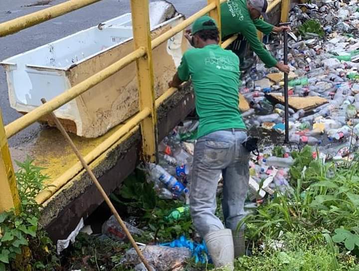 RafaelMaracay21's tweet photo. Todo el equipo del gobierno municipal y pueblo organizado está desplegado ante las lluvias. Aquí seguimos siguiendo instrucciones de nuestro Presidente @NicolasMaduro y nuestra Gobernadora @Soykarinacarpio cómo un solo gobierno un solo corazón.
#Maracay 
@NestorLReverol https://t.co/v9mHAX0Yvx