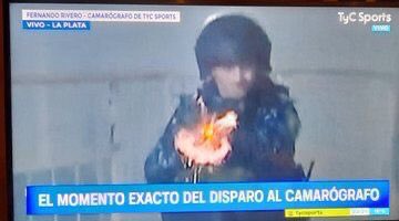 HernanSCastillo's tweet photo. Por si hay algún desprevenido. esta imagen  la logró el camarógrafo de TyCsports qué haciendo un gran trabajo de cobertura mostraba el atropello y la reprensión policial en La Plata. Recibió en ese momento 3 balazos de goma. https://t.co/ctD6AbAkDn