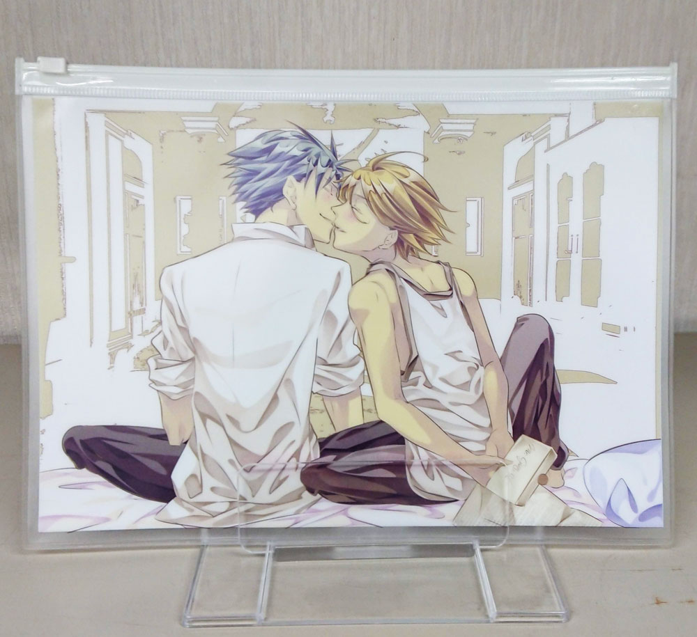seagull_pc's tweet photo. Tennenouji『ジャンのためなら世界を壊す』イヴァンとジャンの描き下ろしポーチです。ジャンさんの手には手紙。これにPOPアップカードと切手風シールを入れてました
#ラッキードッグ1 #イヴァジャン #シーガル特典 https://t.co/xDx7wvrPVy