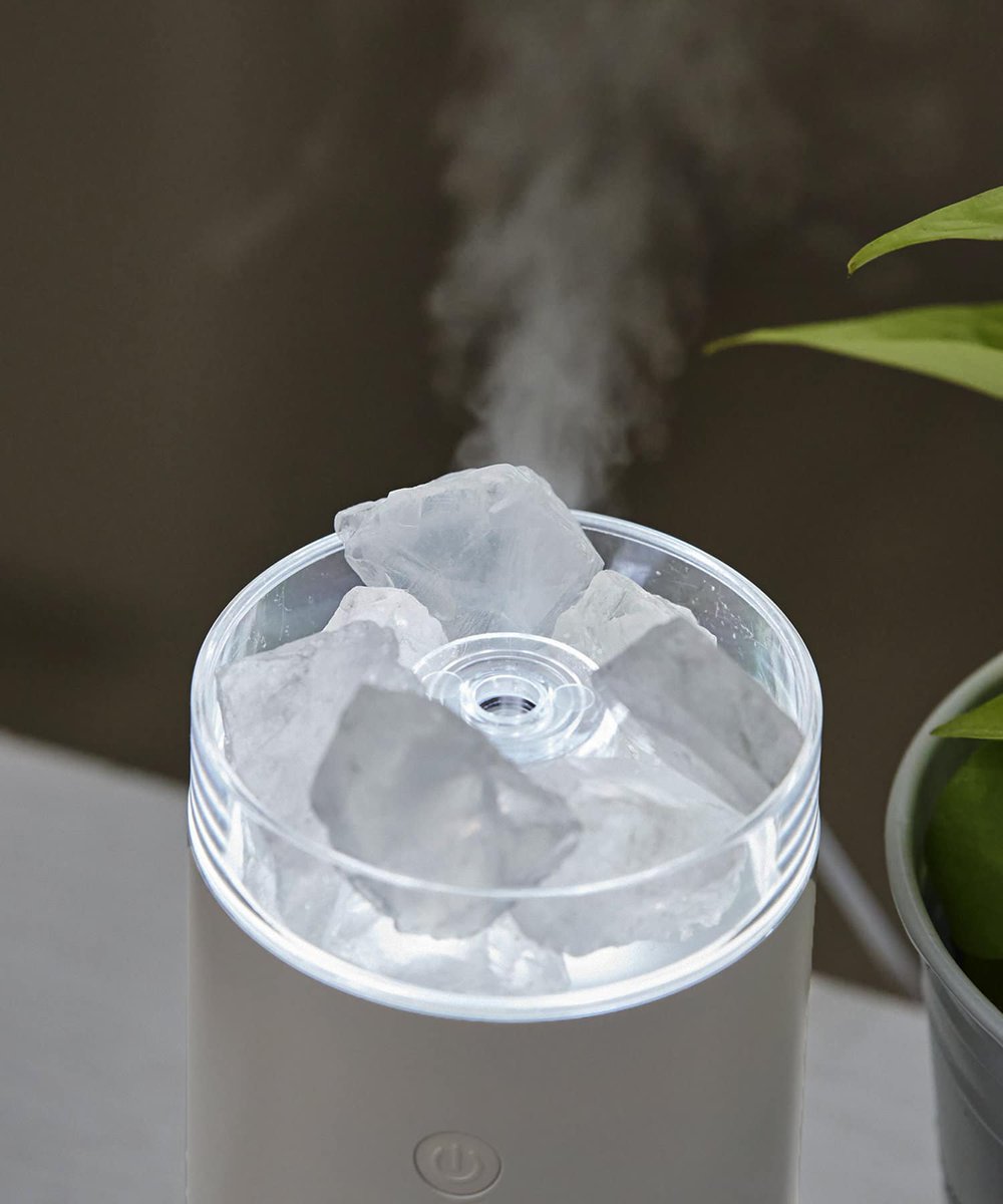 ❋ NEW ❋⠀ アロマストーン付き加湿器 1,500円(税込1,650円) ストーンにのアロマを垂らすと ミストと共にほのかな香りが広がります  商品ページでは動画でもご紹介しております☺ 詳しく知りたい方はこちらをチェック👇 https://t.co/fBWCahrwvy #3COINS # 3COINS新商品