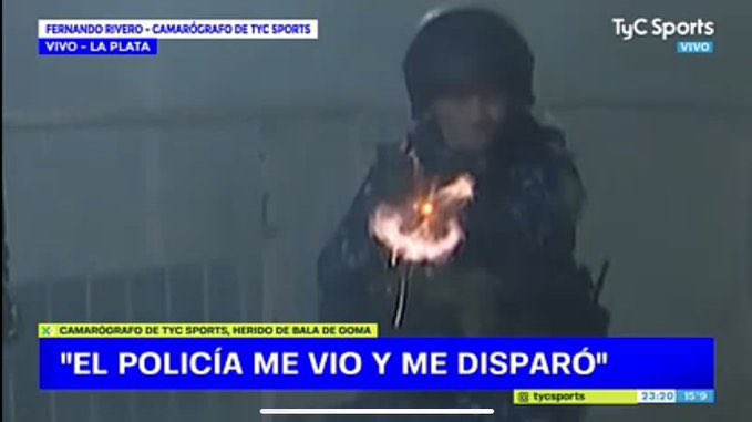 Murió una persona. Nenes perdidos. Imágenes de un policía disparándole a un camarógrafo. La gente sin poder salir de la cancha. Un jugador contando que un nene de 7 años perdió la vista.

Las noticias que llegan son una más triste que la otra. Háganse cargo.