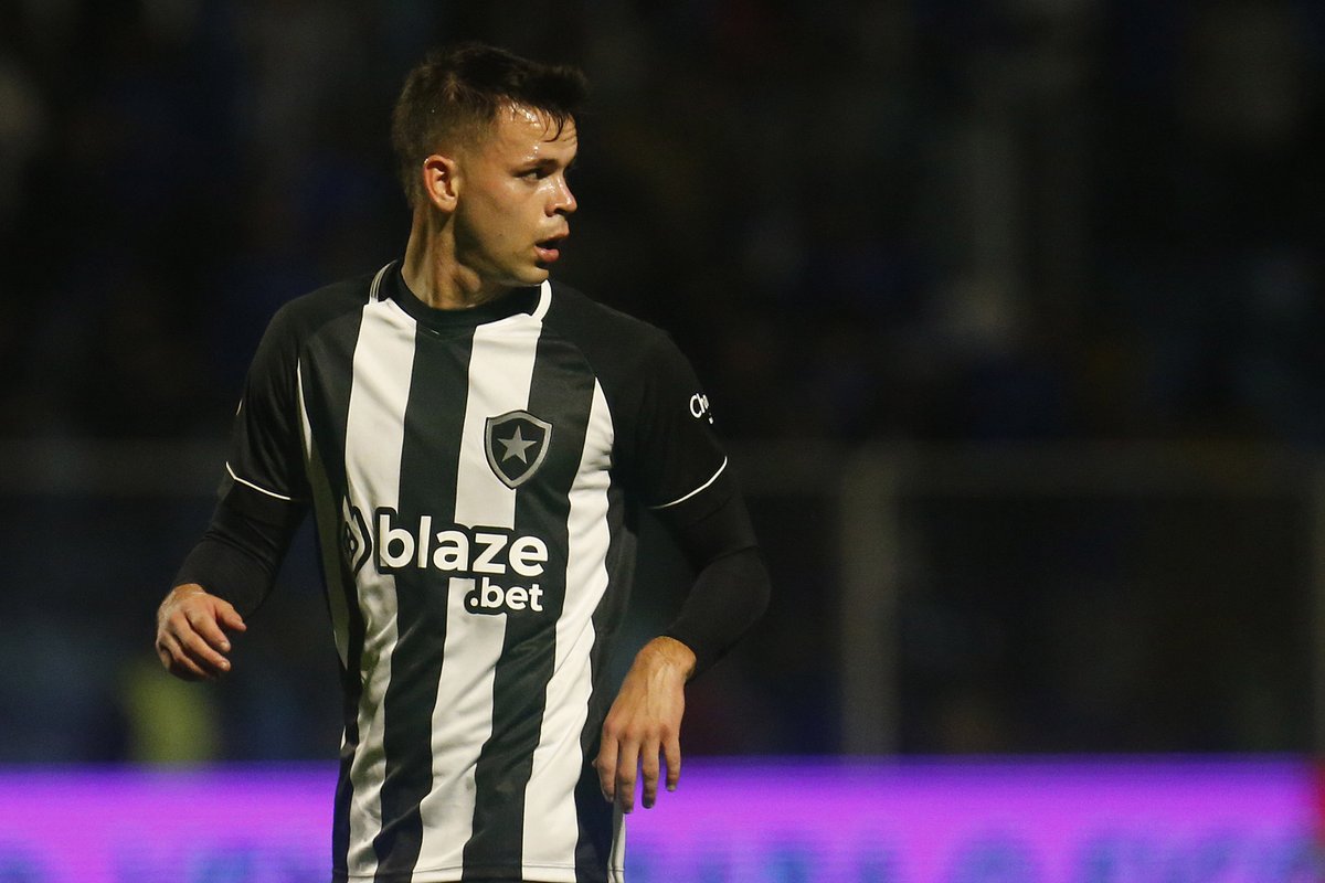 Fogostats's tweet photo. 🇺🇸 Jacob Montes (23 anos) em sua estreia pelo Botafogo:

⏰ 45 minutos disputados
✅ 7 passes certos (100%)
🥅 1 grande chance criada
⤴️ 1/2 dribles certos
💪 2/3 duelos ganhos
🆚 1 desarme

🐺👀 https://t.co/93j7OK00lE