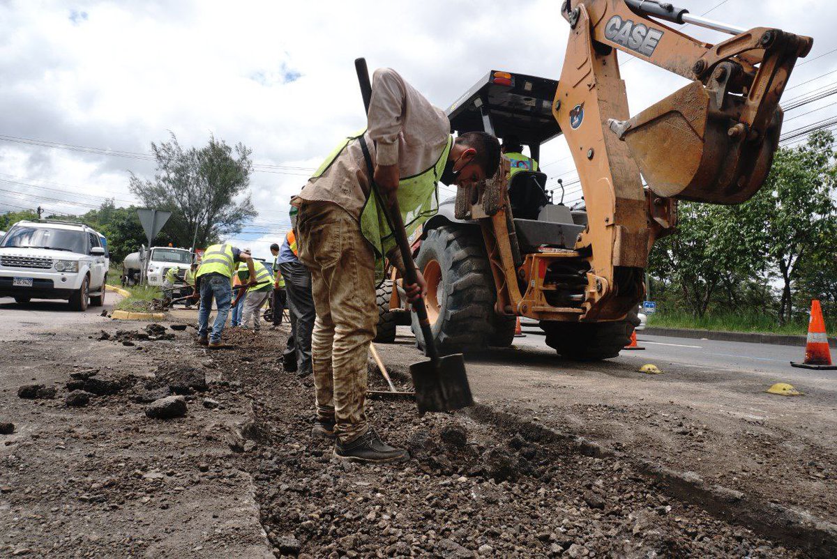 JorgeAldanaB's tweet photo. Estamos trabajando en recuperar la red vial de la capital.

Hoy nuestros equipos se encontraban en distintos puntos de la capital realizando trabajos de bacheo y reparación de calles. Entre estos puntos están: 
📍Anillo Periférico
📍Las Casitas
📍Calle los Alcaldes 
📍La América https://t.co/gly0NN5oHE