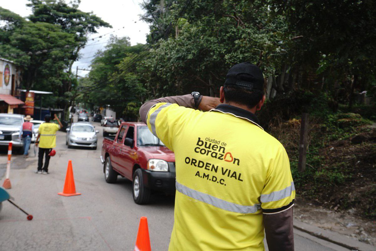 JorgeAldanaB's tweet photo. Estamos trabajando en recuperar la red vial de la capital.

Hoy nuestros equipos se encontraban en distintos puntos de la capital realizando trabajos de bacheo y reparación de calles. Entre estos puntos están: 
📍Anillo Periférico
📍Las Casitas
📍Calle los Alcaldes 
📍La América https://t.co/gly0NN5oHE