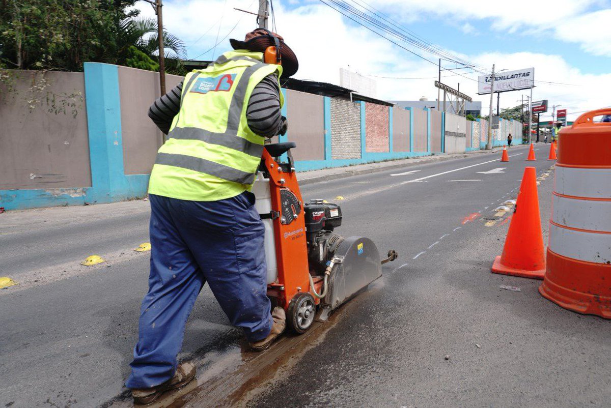 JorgeAldanaB's tweet photo. Estamos trabajando en recuperar la red vial de la capital.

Hoy nuestros equipos se encontraban en distintos puntos de la capital realizando trabajos de bacheo y reparación de calles. Entre estos puntos están: 
📍Anillo Periférico
📍Las Casitas
📍Calle los Alcaldes 
📍La América https://t.co/gly0NN5oHE