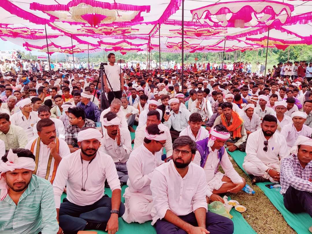 यह रिश्ता क्या कहलाता है आदिवासी परिवार वालों कब तक इन नकली आदिवासी मीणाओ के तलवे चाटते रहोगे ।
ऐसी भी क्या वजह है जो इनको बुलाना पड़ रहा है क्या फिर से समाज को बेचने का काम चल रहा है क्या ।।
#RemoveMeenaForST

@Roat_kantibhai <a href="/ManilaGarasiya/">प्रो.एम.एल.गरासिया</a>