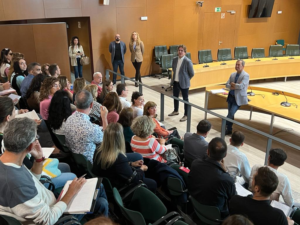 JavierAyalaO's tweet photo. Esta mañana nos reunimos con responsables de institutos de secundaria de la ciudad, para hablar de proyectos municipales destinados a ellos, entre ellos #FuenEnglish
#AlíateConFuenlabrada https://t.co/A3qEG3jAbJ