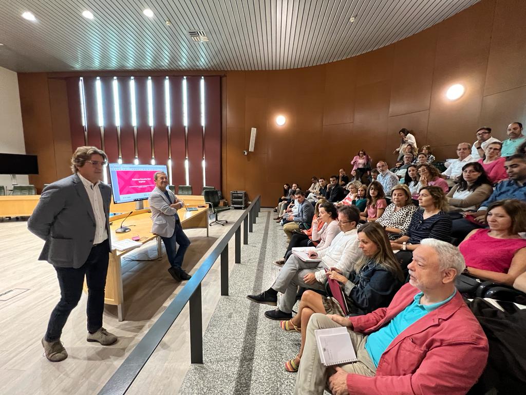 JavierAyalaO's tweet photo. Esta mañana nos reunimos con responsables de institutos de secundaria de la ciudad, para hablar de proyectos municipales destinados a ellos, entre ellos #FuenEnglish
#AlíateConFuenlabrada https://t.co/A3qEG3jAbJ