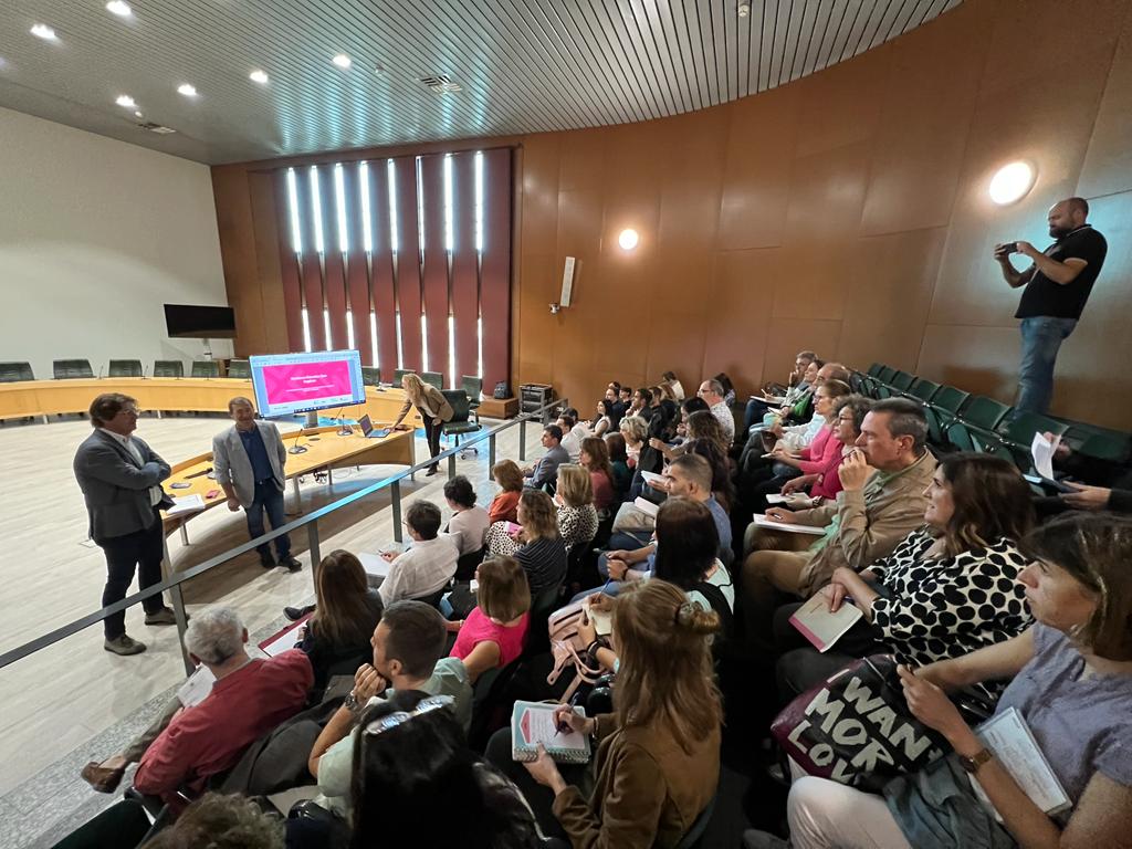 JavierAyalaO's tweet photo. Esta mañana nos reunimos con responsables de institutos de secundaria de la ciudad, para hablar de proyectos municipales destinados a ellos, entre ellos #FuenEnglish
#AlíateConFuenlabrada https://t.co/A3qEG3jAbJ
