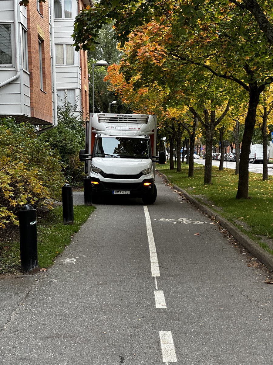 ”Har jag varningsblinkers så får jag parkera var jag vill” - eller hur var det nu… 🤔

Gångvägen helt blockerad. Den som cyklar riskerar få en lastbilsdörr uppslagen i pannan. Bra där <a href="/axfood/">Axfood</a>… bra där.