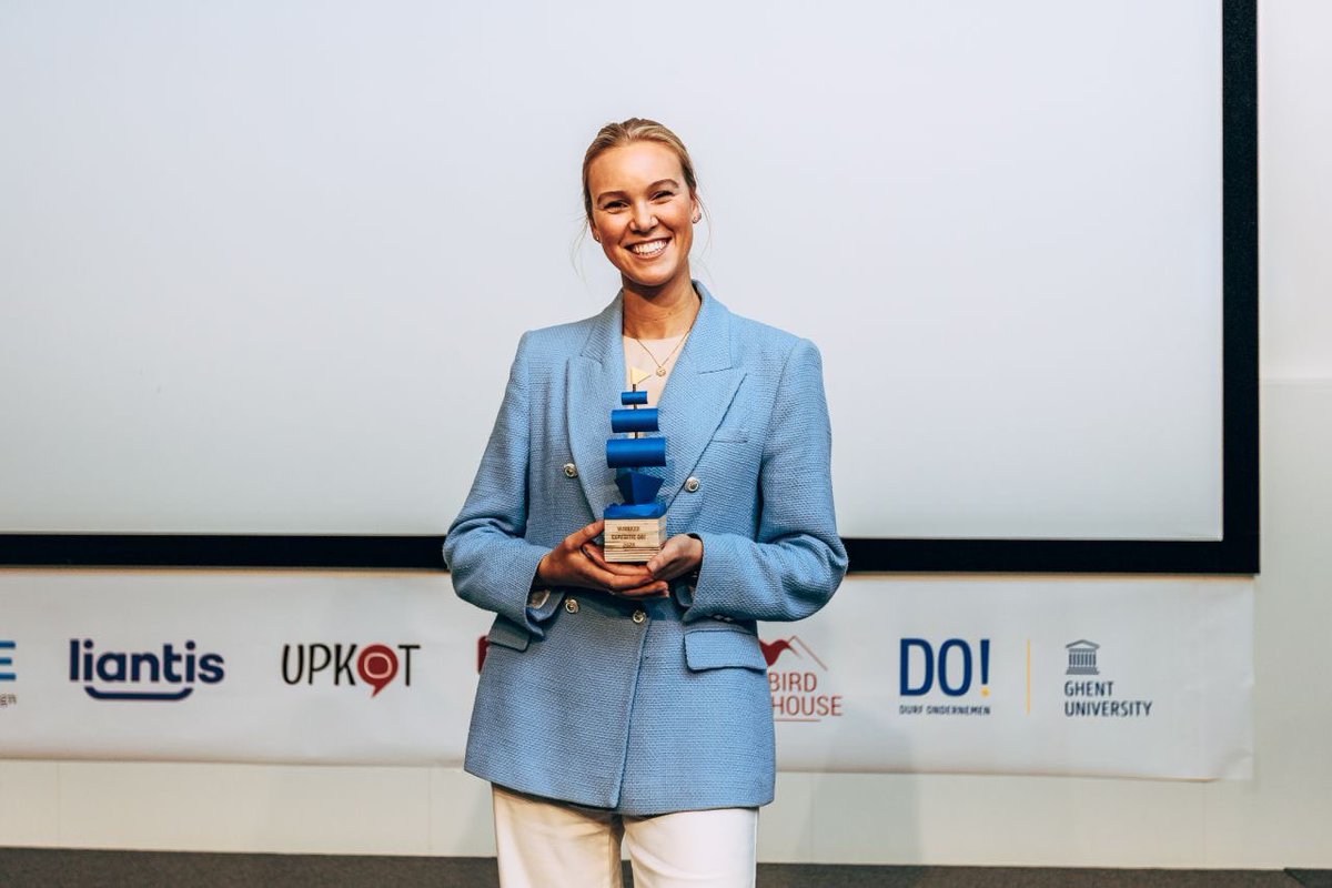 CMET_UGENT's tweet photo. Norah receiving first prize!! ๐ธ and contest organised by @DO_UGent Another big congratulations!! #carotein #microbiology #microbialprotein https://t.co/36uobF1PJC