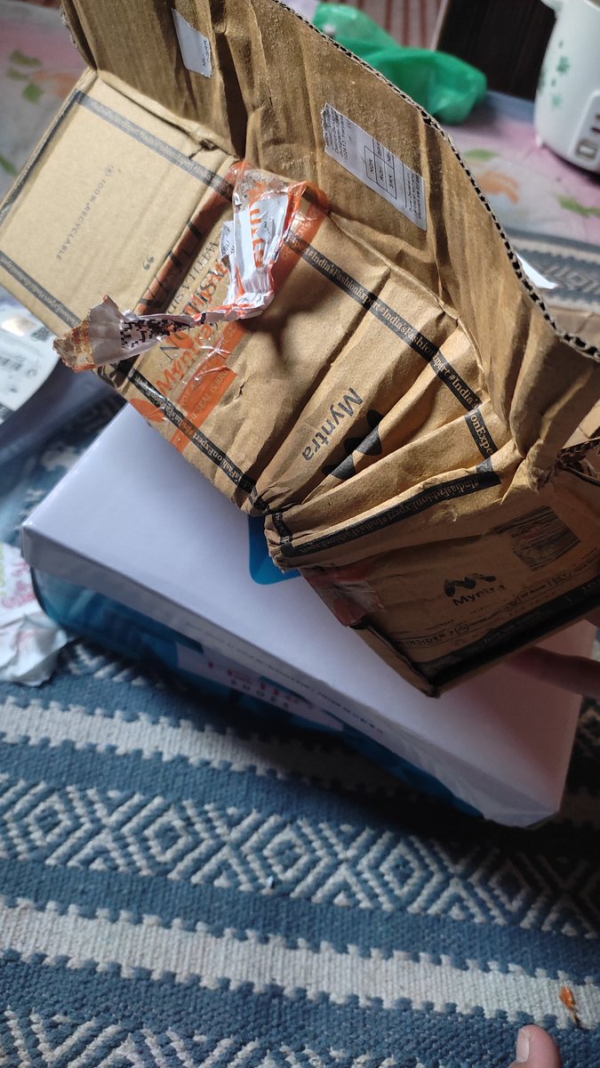 maleehaomer1's tweet photo. This is how #Myntra packages reach nowadays. @myntra 

#crazytransit #badpackaging https://t.co/seqY6lueqX