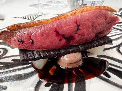 juliaplozano's tweet photo. Mi crítica de esta semana está dedicada a @NoorRestaurant #cordoba . Un #restaurante que se mueve en el tiempo, no en el territorio. Apuesta tan compleja como excitante. Platos brillantes firmados por un grandísimo cocinero @Pacomoraleschef https://t.co/Oabqq5MzA1 @GASTROactitud https://t.co/XoGElCnTEq