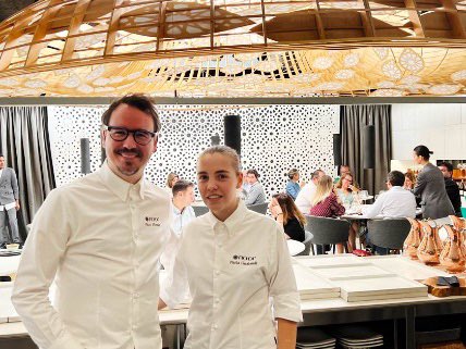 juliaplozano's tweet photo. Mi crítica de esta semana está dedicada a @NoorRestaurant #cordoba . Un #restaurante que se mueve en el tiempo, no en el territorio. Apuesta tan compleja como excitante. Platos brillantes firmados por un grandísimo cocinero @Pacomoraleschef https://t.co/Oabqq5MzA1 @GASTROactitud https://t.co/XoGElCnTEq