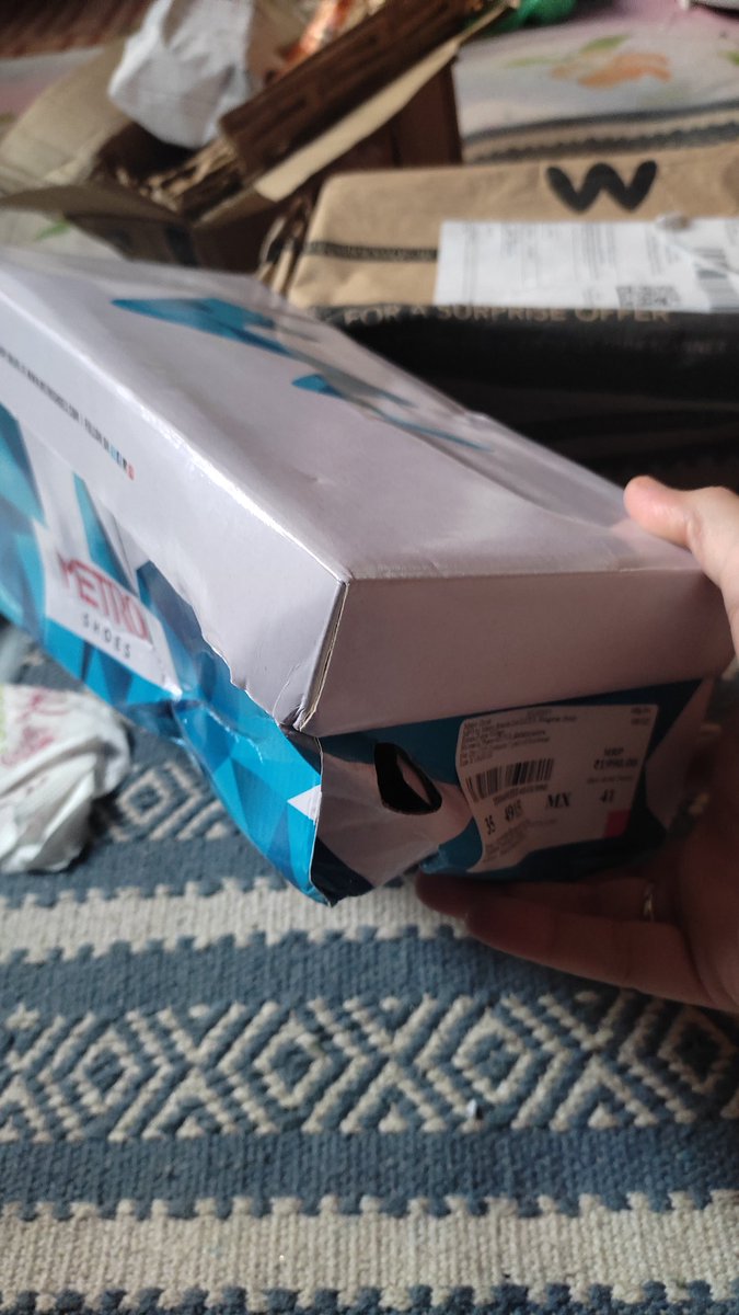 maleehaomer1's tweet photo. This is how #Myntra packages reach nowadays. @myntra 

#crazytransit #badpackaging https://t.co/seqY6lueqX