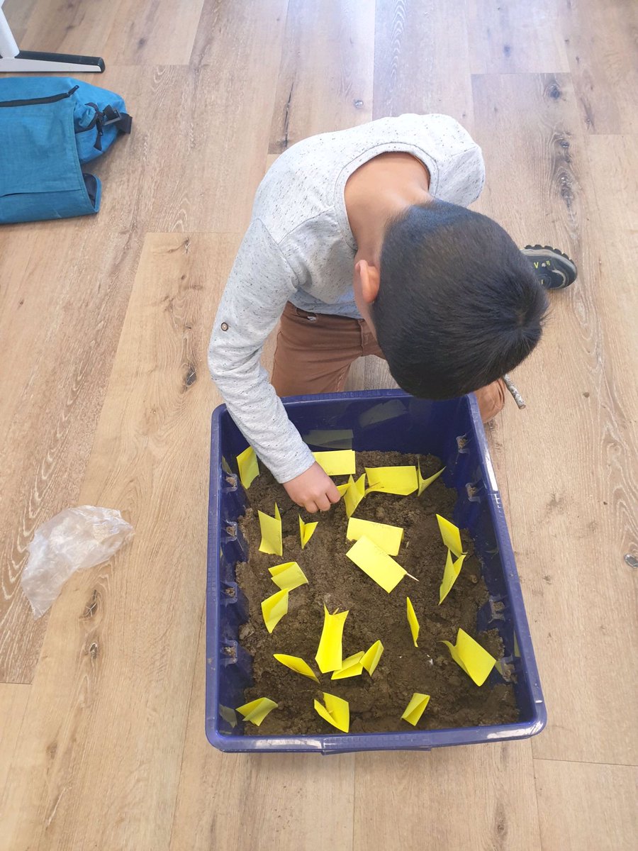 We proberen wat vragen van de kinderen op te lossen.  
Hoe houden we de aarde groen?
Wat gebeurt er met het afval op straat?
Vanmiddag hebben de kinderen eerst een bak grond geschept. Daarna hebben ze allerlei straatafval in de bak zand gestopt. Ontdekken :wat vergaat er eerst!