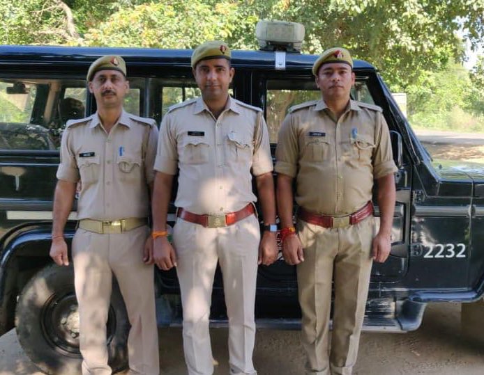 112UttarPradesh's tweet photo. कॉलर गूगल मैप के सहारे हरिद्वार से नोएडा जा रहा था, बारिश के कारण वह रास्ता भटक गया और उसकी गाड़ी खेत में फँस गई थी। कार में पैसे, लैपटॉप व कम्पनी के जरूरी डॉक्युमेंट थे।

#PRV2232 ने WhatsApp लोकेशन की मदद से कॉलर के पास पहुँचकर मदद कर उसे गंतव्य को रवाना किया।@muzafarnagarpol https://t.co/cDbc9Ha7vc