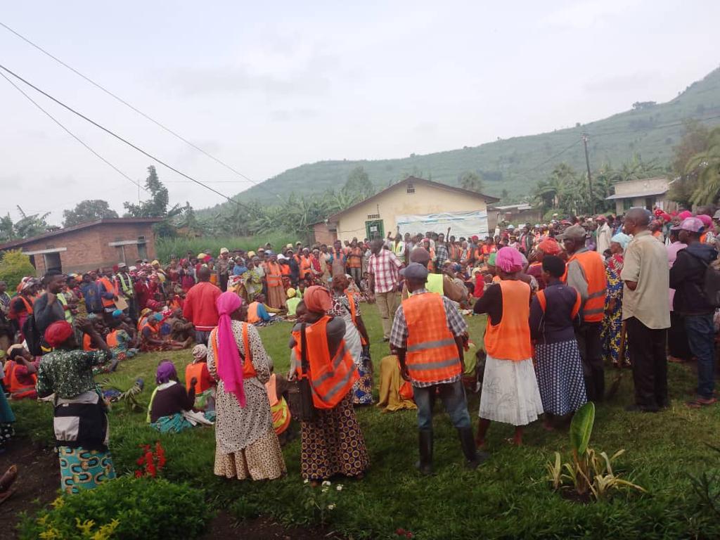 RubavuSector's tweet photo. Muri ki gitondo es sector @harblaise yagiranye inama nabafashwa kubona imirimo yamaboko muri #VUP #PUBLIC_WORKS .yabibukije gukorana umurava,kugira umuco wisuku,kwiteza imbere no kwizigamira muri gahunda ya #Ejoheza. @RubavuDistrict @kambogo1 @Ishi_pacy https://t.co/494iLCGM7g