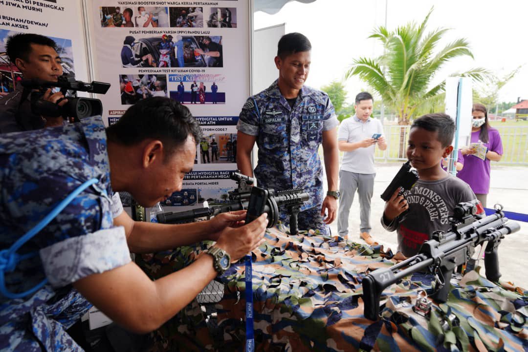 MINDEFMalaysia's tweet photo. Sambutan hari pertama booth MINDEF K23 amat meriah di Dataran Seri Jempol, Negeri Sembilan.
Program Jelajah Aspirasi Keluarga Malaysia (AKM) ini berlangsung selama 3 hari bermula 7 - 9 Okt 2022.
Jumpa di sana!
#MindefMalaysia
#MindefUpdate
#AKMMinDef
#ATMSentiasaBersepadu https://t.co/Rgb4mNzNvF
