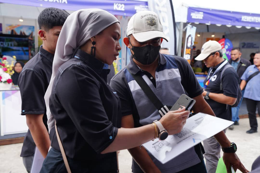 MINDEFMalaysia's tweet photo. Sambutan hari pertama booth MINDEF K23 amat meriah di Dataran Seri Jempol, Negeri Sembilan.
Program Jelajah Aspirasi Keluarga Malaysia (AKM) ini berlangsung selama 3 hari bermula 7 - 9 Okt 2022.
Jumpa di sana!
#MindefMalaysia
#MindefUpdate
#AKMMinDef
#ATMSentiasaBersepadu https://t.co/Rgb4mNzNvF