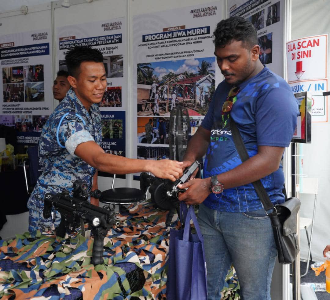 MINDEFMalaysia's tweet photo. Sambutan hari pertama booth MINDEF K23 amat meriah di Dataran Seri Jempol, Negeri Sembilan.
Program Jelajah Aspirasi Keluarga Malaysia (AKM) ini berlangsung selama 3 hari bermula 7 - 9 Okt 2022.
Jumpa di sana!
#MindefMalaysia
#MindefUpdate
#AKMMinDef
#ATMSentiasaBersepadu https://t.co/Rgb4mNzNvF