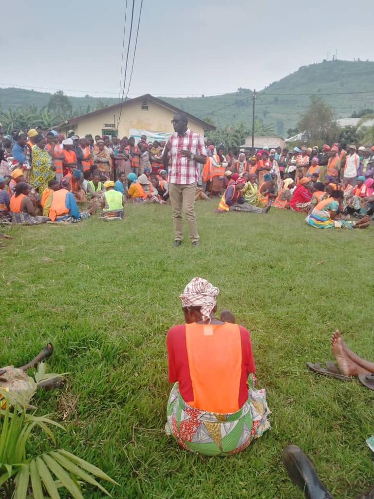 RubavuSector's tweet photo. Muri ki gitondo es sector @harblaise yagiranye inama nabafashwa kubona imirimo yamaboko muri #VUP #PUBLIC_WORKS .yabibukije gukorana umurava,kugira umuco wisuku,kwiteza imbere no kwizigamira muri gahunda ya #Ejoheza. @RubavuDistrict @kambogo1 @Ishi_pacy https://t.co/494iLCGM7g