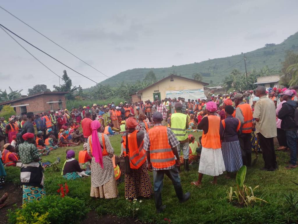 RubavuSector's tweet photo. Muri ki gitondo es sector @harblaise yagiranye inama nabafashwa kubona imirimo yamaboko muri #VUP #PUBLIC_WORKS .yabibukije gukorana umurava,kugira umuco wisuku,kwiteza imbere no kwizigamira muri gahunda ya #Ejoheza. @RubavuDistrict @kambogo1 @Ishi_pacy https://t.co/494iLCGM7g