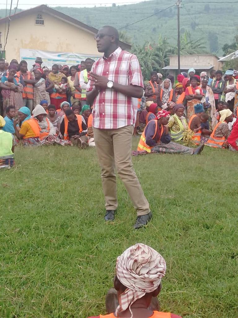 RubavuSector's tweet photo. Muri ki gitondo es sector @harblaise yagiranye inama nabafashwa kubona imirimo yamaboko muri #VUP #PUBLIC_WORKS .yabibukije gukorana umurava,kugira umuco wisuku,kwiteza imbere no kwizigamira muri gahunda ya #Ejoheza. @RubavuDistrict @kambogo1 @Ishi_pacy https://t.co/494iLCGM7g