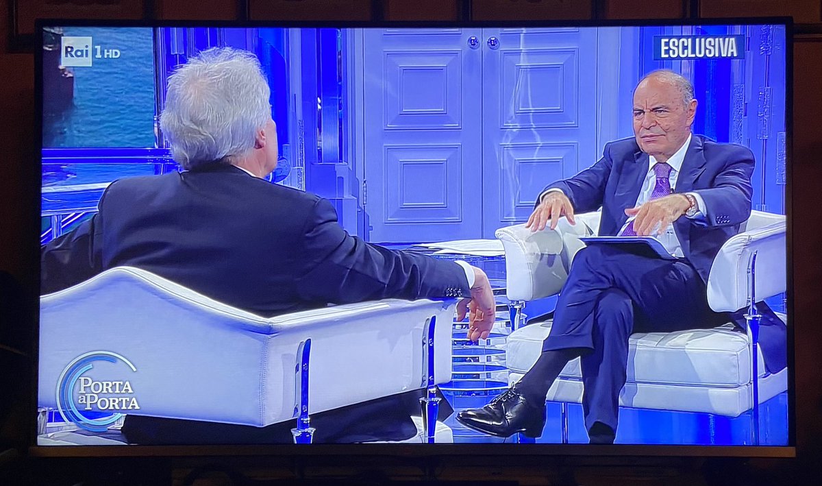 attesti's tweet photo. L’Ambasciatore Razov: “tra pochi giorni prenderà vita il 7° governo italiano in 9 anni di servizio in Italia”. 
Vespa: “certo, in Russia avete più stabilità”. 
Point, game, set, match. 
Grande Bruno 😄 https://t.co/daZDrFiayW