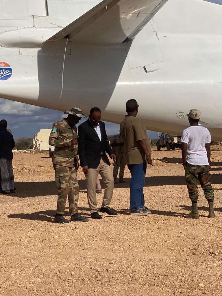 In response PM <a href="/HamzaAbdiBarre/">Hamza Abdi Barre</a>’s order, the national disaster management agency is scaling up the food supply and humanitarian assistance delivering to recently liberated town and villages in #Hiiraan region.

#Somalia