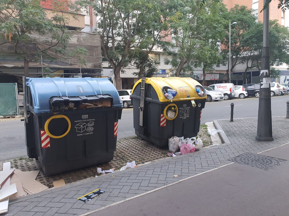 Bulsarina's tweet photo. Vitoria-Gasteiz ex Green Capital desde luego. 2 foto que se manda a @vitoriagasteiz y a @gorka__urtaran y ni caso. esto es una vergüenza @SERVitoria @ikerarmentia https://t.co/y7CChXAqHQ