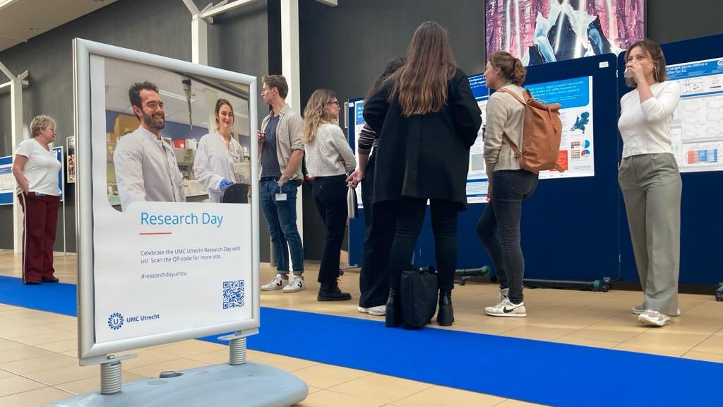 UMCUtrecht's tweet photo. En we zijn los! De @UtrechtSciWeek UMC Utrecht Researchday is begonnen! Deze dag staat volledig in het teken van #onderzoek, waarbij we onze collega's die zich met hart en ziel inzetten in het zonnetje zetten. Volg deze dag live via: https://t.co/ZOKqy64GJ5  #researchdayumcu https://t.co/7MkybLlMiH