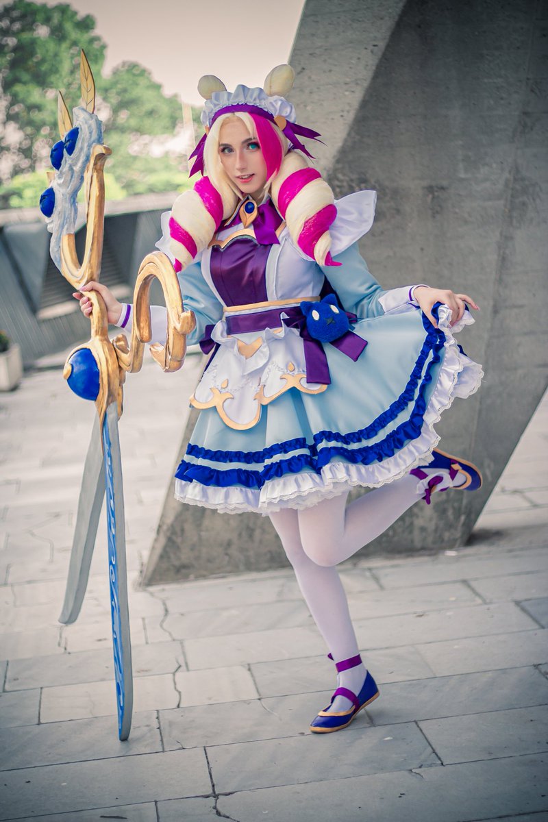 NarisagiC's tweet photo. Cafe Cuties Gwen from @LeagueOfLegends 
This is my most complex costume so far, the scissors are 180cm tall. https://t.co/YVe80J5Xq0