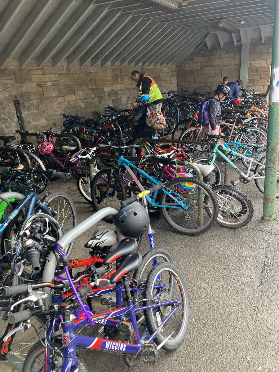 Another fantastic #BikeBus <a href="/SciennesPS/">Sciennes Primary</a> on a damp October morning, all the way up Lauder Road, with plenty p1 kids taking part. All smiles. Age, hills and weather aren’t the barrier. #SafeRoutes <a href="/NewingtonRoutes/">Newington Safe Routes</a>