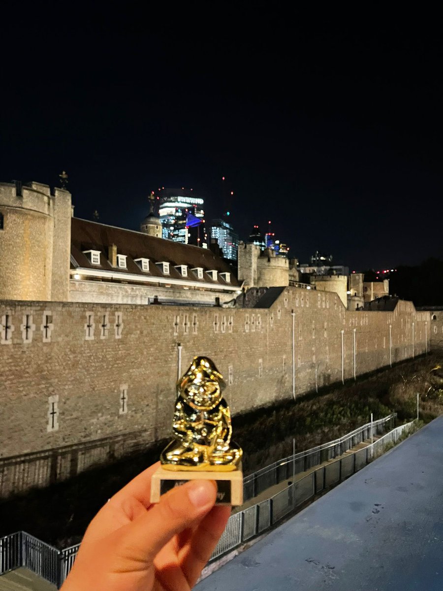 ArCheeseFC's tweet photo. Luckily, Deligoop Smith was called to the English capital for work so the #DOTDAward has earned a free tour of London’s sight. https://t.co/TTZ7IqIvUU