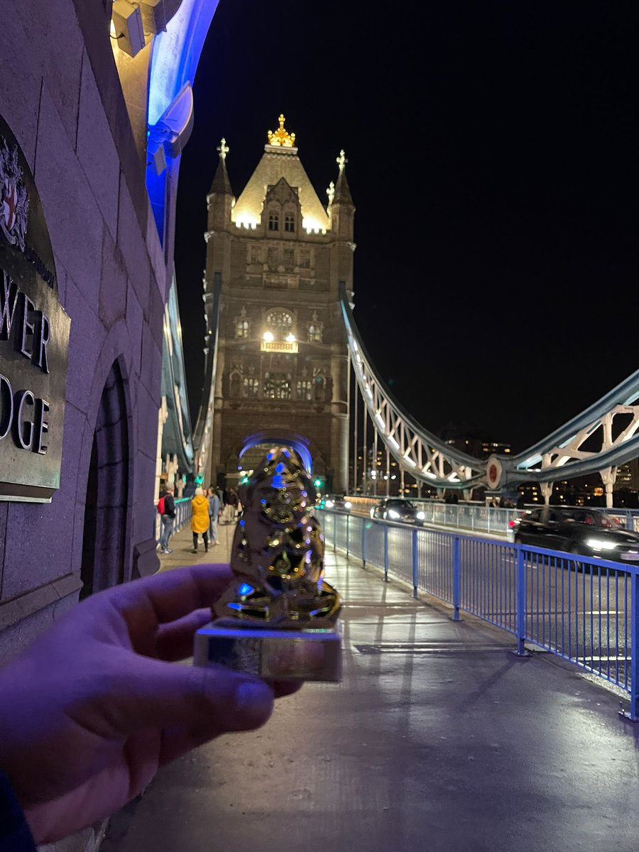 ArCheeseFC's tweet photo. Luckily, Deligoop Smith was called to the English capital for work so the #DOTDAward has earned a free tour of London’s sight. https://t.co/TTZ7IqIvUU
