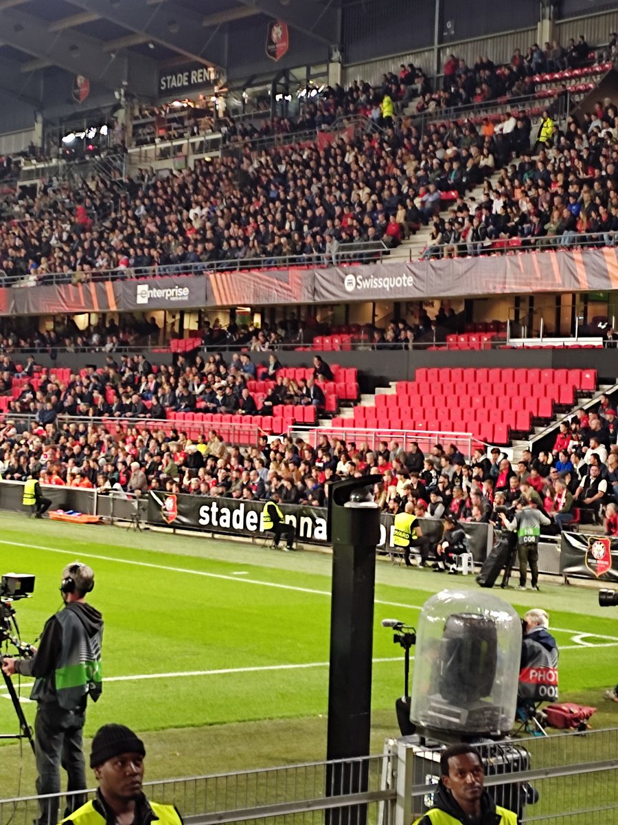 SaintAnneMbia's tweet photo. Le Stade Rennais doit augmenter ses revenus ! Pas le choix, le club grandit ! Il faut avoir des places vides ! C'est obligatoire ! Le club grandit ! Il faut écouter le club et fermer sa gueule ! https://t.co/FyTYPUn5Pa