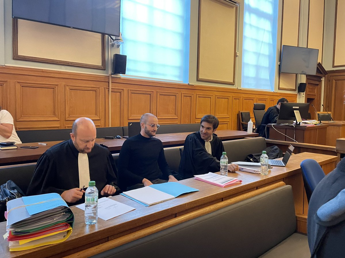 JaMarchiani's tweet photo. 4eme et dernier jour du procès du policier accusé d’avoir éborgné M. #Beux en 2016 à Reims.
Les plaidoiries de la partie civile viennent de commencer. Le verdict est attendu dans la soirée. #justice #corse @FTViaStella https://t.co/9vZu0yfXYk