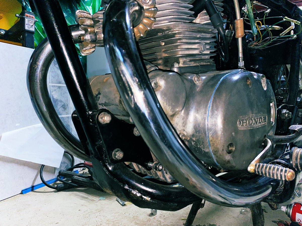 sanoSees's tweet photo. オイル漏れしてたガスケットも交換してマフラーも磨いた🐧
#cd125
#cd125k
#honda https://t.co/YMEmWhjs8z