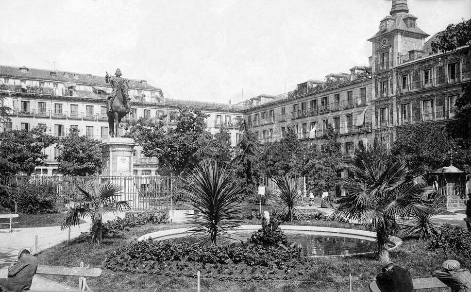 La Plaza Mayor de 1900 era absolutamente maravillosa, además tenía unos bancos en los que se podían echar unas siestas fabulosas 😂😴 ¿Te gustaría que esta plaza recuperase este aspecto? 😍 #Madrid