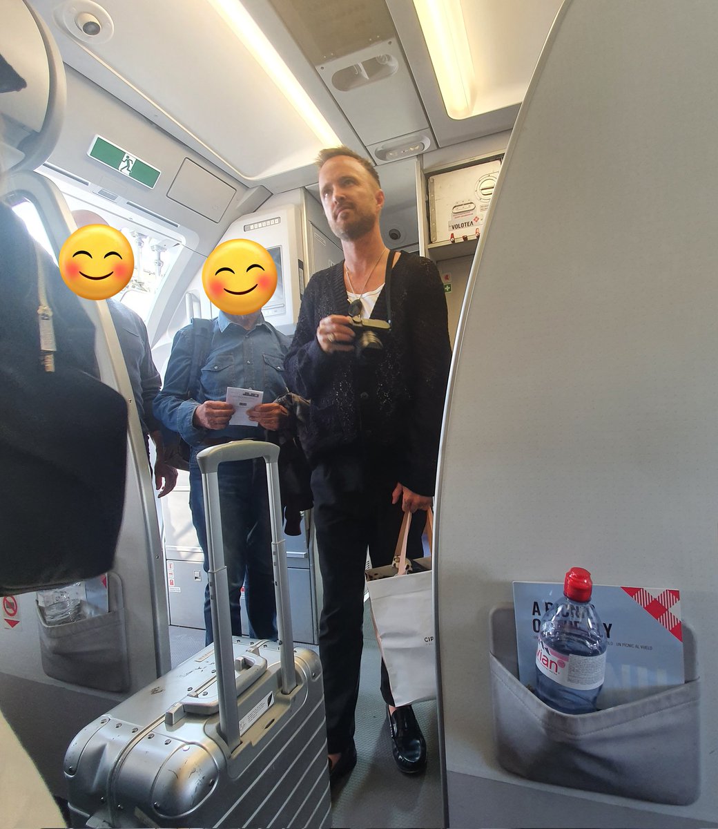 Po incontri Aaron Paul in aereo a #Venezia ed è subito "Ciao Jesse, come butta? Salutami Walter." #BreakingBad

#7ottobre #CasaLettori <a href="/NetflixIT/">Netflix Italia</a> <a href="/BreakingBad/">Breaking Bad</a>