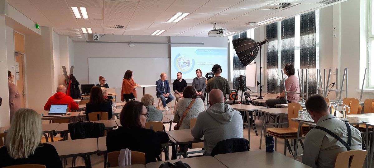 Tänään keskustellaan korkeakoulujen työelämän yhteyksistä ja meidän valmiudesta tehdä yhteistyötä työelämän kanssa. 

Millaisia hyviä esimerkkejä korkeakoulujen työelämän yhteistyöstä sinulla on?

#engagementreadiness #jamk #jyu #crazytown