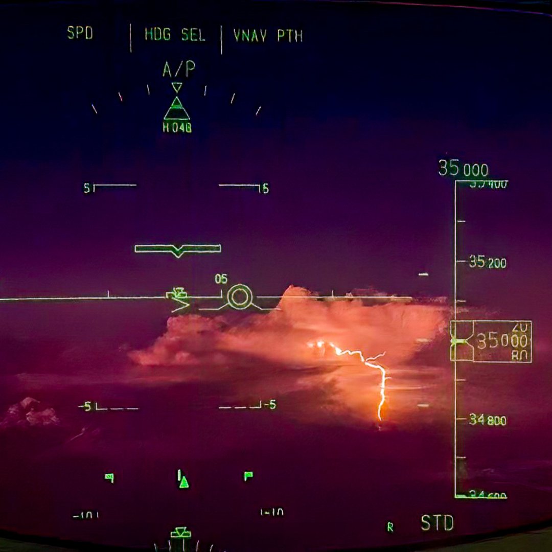 NLPiloten's tweet photo. Prachtige foto van onweer gezien door een HUD.

Foto: Dennis Dijkhof

#nlpiloten #piloten #pilots #airline #captain #copilot #aviation #avgeek https://t.co/zlPS1BNbFy