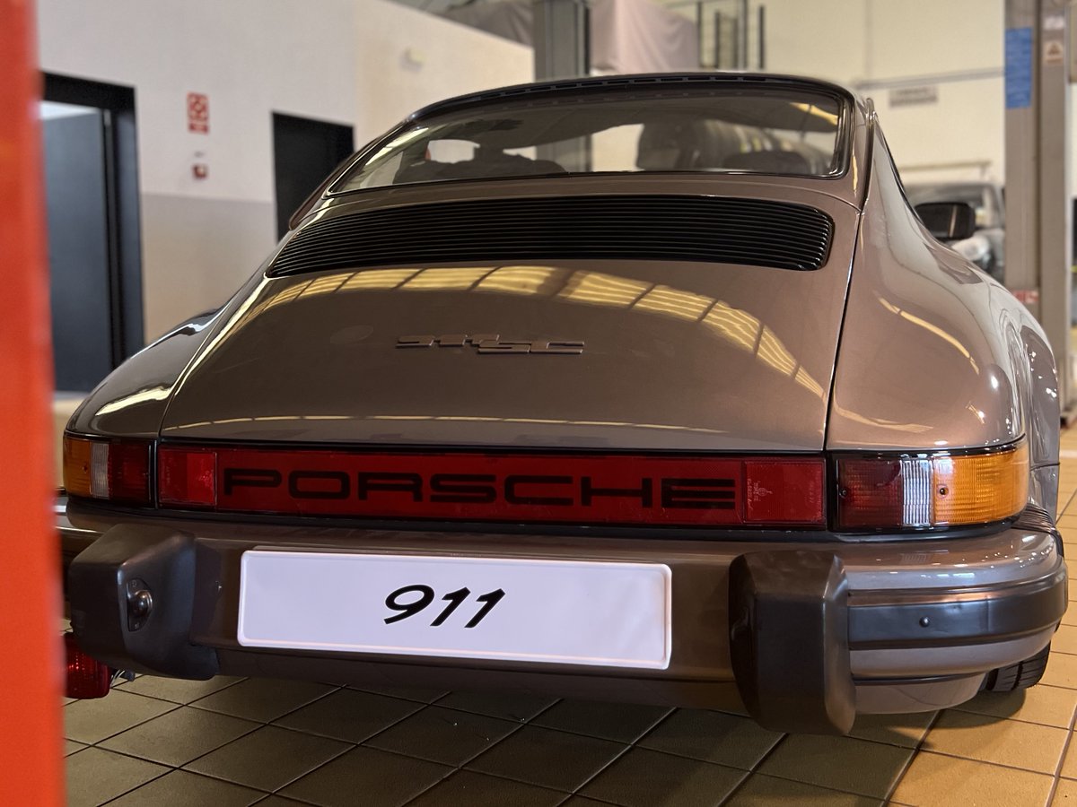 porschealicante's tweet image. 🛠️El servicio de taller de #CentroPorscheAlicante acoge a estos tres clásicos de diferentes gerenaciones del icónico 911, para cuidarles como se merecen, manteniendo intacta su personalidad con los mismos recambios y piezas originales. 

#911SC #911Carrera #911Carrera2Cabrio