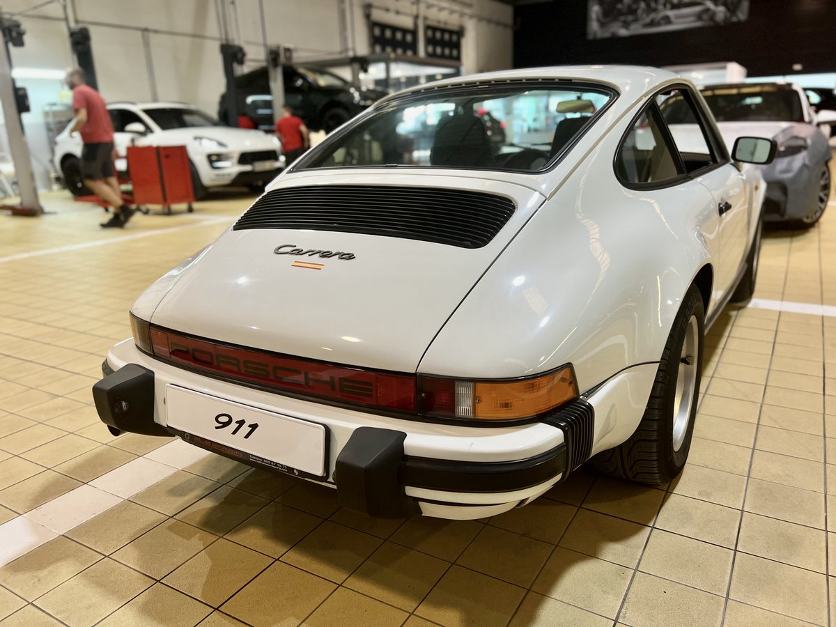 porschealicante's tweet image. 🛠️El servicio de taller de #CentroPorscheAlicante acoge a estos tres clásicos de diferentes gerenaciones del icónico 911, para cuidarles como se merecen, manteniendo intacta su personalidad con los mismos recambios y piezas originales. 

#911SC #911Carrera #911Carrera2Cabrio